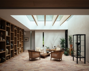Αυλή στεγασμένη με γυαλί προσφέρει φυσικό φως σε Passivhaus κατοικία