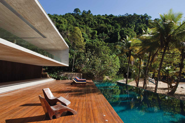 Κατοικία στη Βραζιλία. Ο αυστηρός γεωμετρικός σχεδιασμός συνδιαλλάσεται με τη φύση.