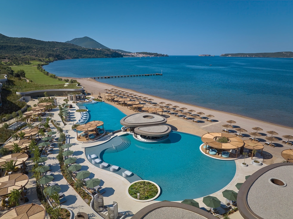"Mandarin Oriental - Costa Navarino", βιοκλιματική αρχιτεκτονική ενταγμένη στο φυσικό ανάγλυφο
