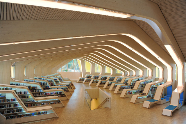 Βιβλιοθήκη με κέλυφος από ξύλινες νευρώσεις στη Νορβηγία