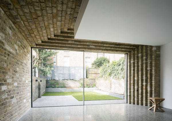 &quot;Step House&quot; μια επέκταση κατοικίας με τούβλα, στο Λονδίνο