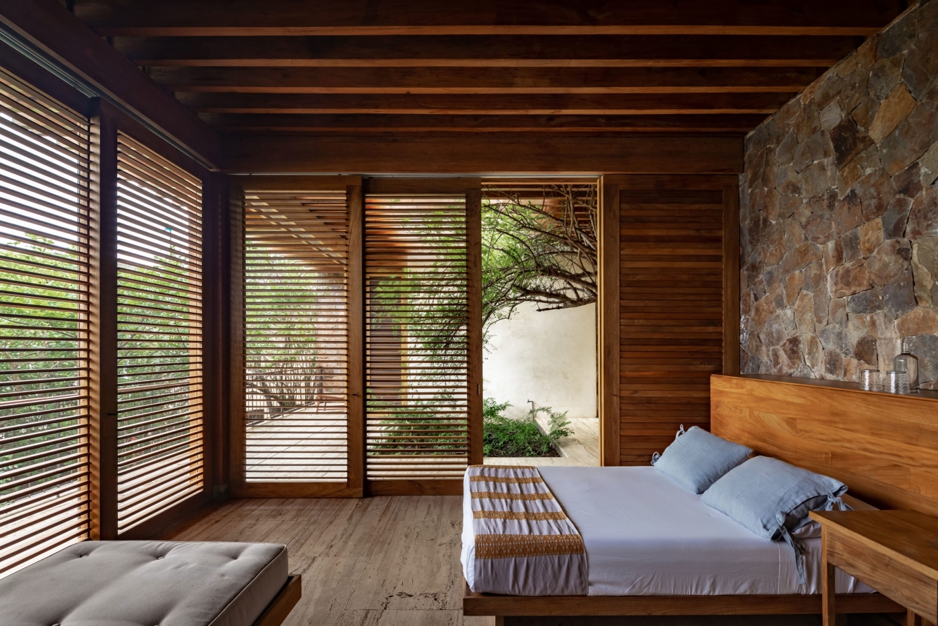 Υπνοδωμάτιο με ξύλο και πέτρα