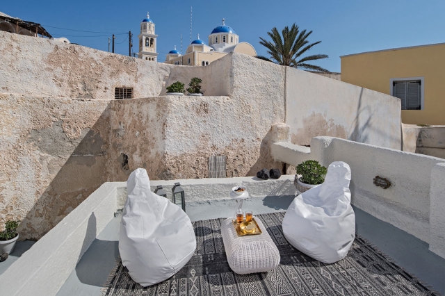 Reconstruction of an old mansion to a boutique hotel in Santorini
