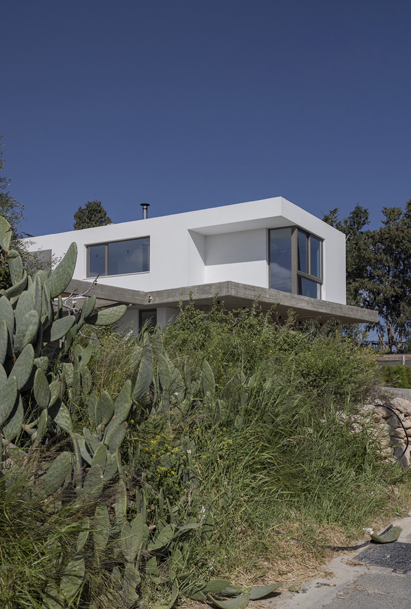 "Z-House" Κατοικία σε διάλογο με το τοπίο, το φως και τη λιτότητα.
