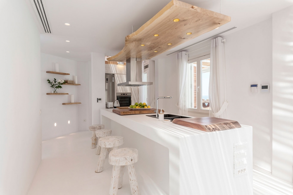 Λευκή κουζίνα από ξύλο και πέτρα