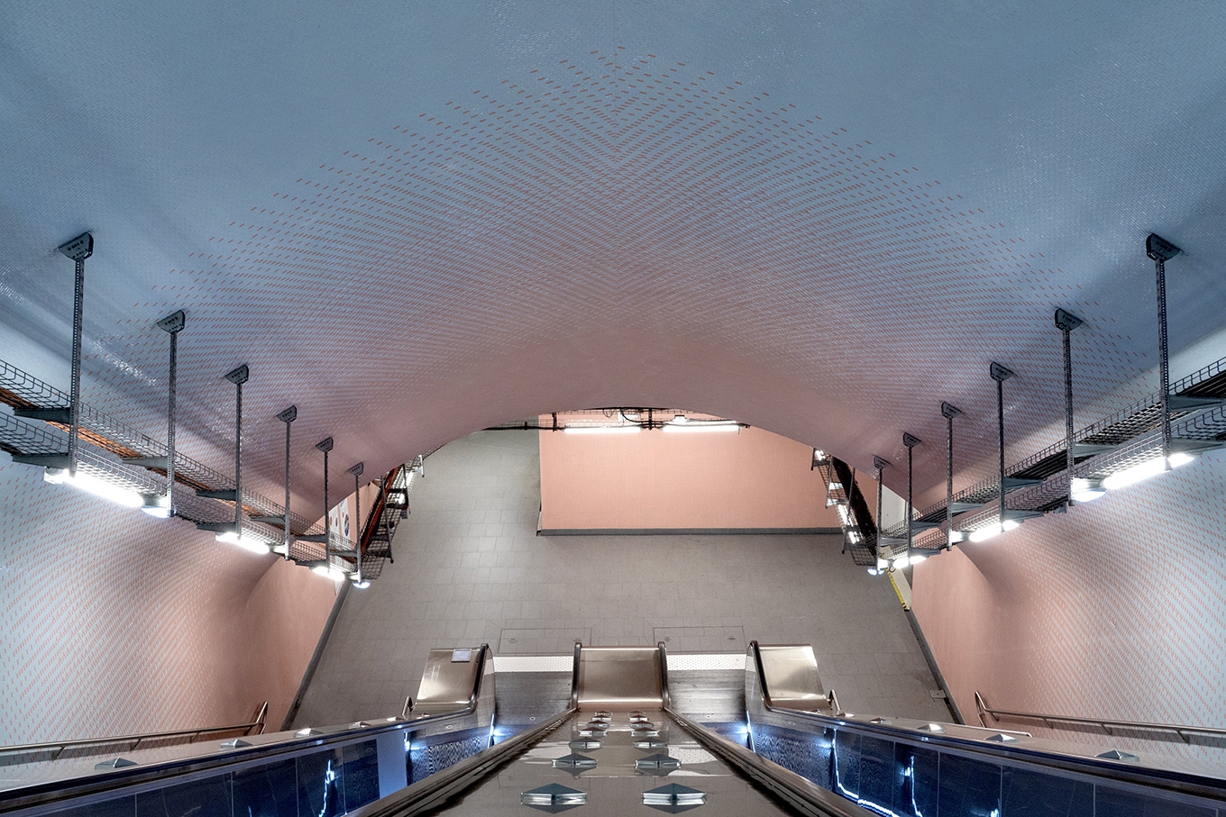 Γυάλινα μωσαϊκά σε θολωτές οροφές του μετρό αναδημιουργούν τον ουρανό του Παρισιού
