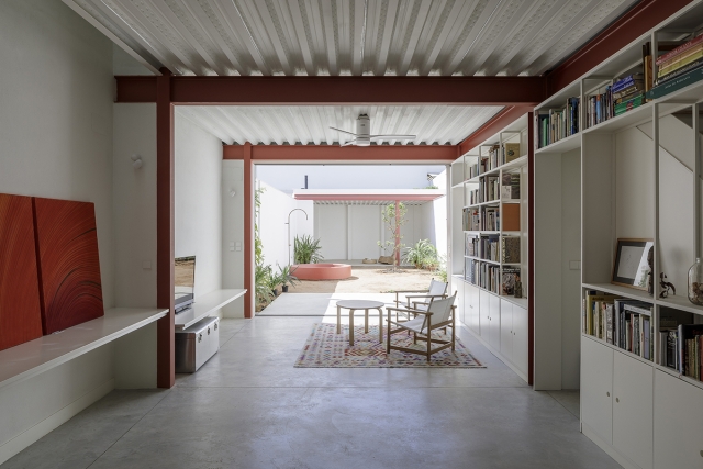Εμφανής μεταλλική δομή σε κάνναβο στην κατοικία "House of the Nine Porticoes" στην Ανδαλουσία