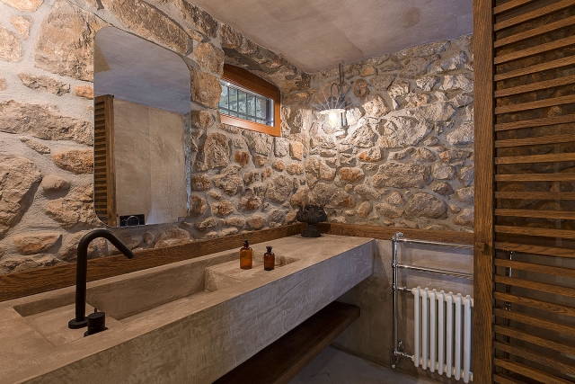 Διαμόρφωση μπάνιου με πέτρινη τοιχοποιία