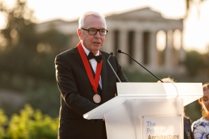 O David Chipperfield έλαβε το βραβείο Pritzker 2023 σε τελετή στην Αθήνα