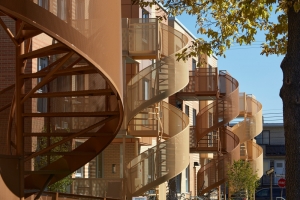 Σπειροειδείς εξωτερικές σκάλες σε συγκρότημα κατοικιών