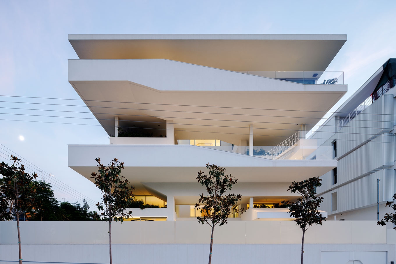 "Aloof* houses", προαστιακή πολυκατοικία στη Βούλα