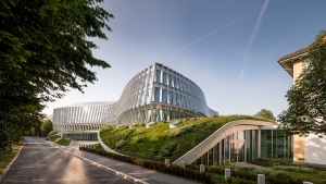 Φωτοβολταϊκά και φυτεμένα δώματα σε ένα από τα πιο βιώσιμα κτίρια παγκοσμίως, με leed platinum