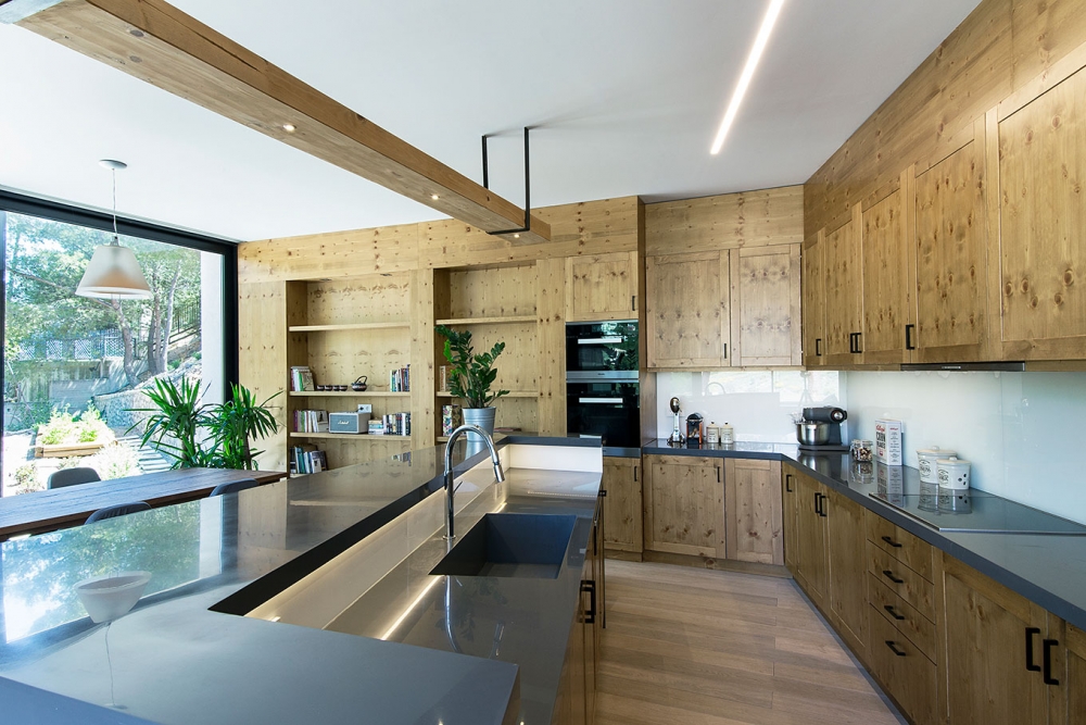 Διαμόρφωση κουζίνας κατοικίας με ξύλο
