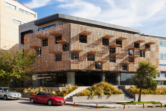 Διαμόρφωση τρισδιάστατης όψης με κινητές ξύλινες παλέτες σε κτίριο γραφείων στη Γλυφάδα