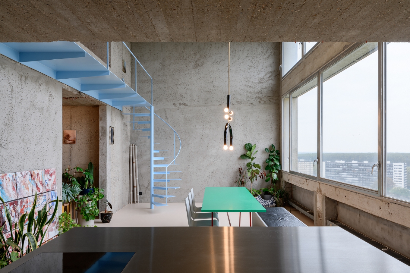 Γαλάζια μεταλλική σκάλα σε μπρουταλιστικό διαμέρισμα στην Αμβέρσα