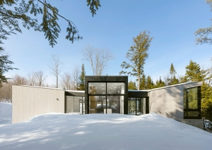 Εξοχική κατοικία &quot;Triptych&quot; δίπλα σε λίμνη στον Καναδά