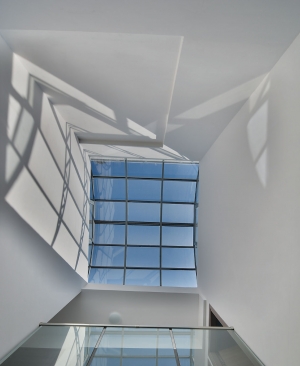Διαφανής οροφή με ενεργειακά υαλοπετάσματα