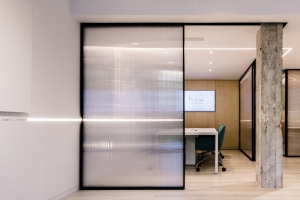 Οριοθέτηση χώρου συναντήσεων με πολυκαρβονικά συρόμενα φύλλα σε αρχιτεκτονικό γραφείο