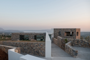 Τουριστική κατοικία στην Κρήτη, γεωμετρία και υλικά σε αρμονία με το τοπίο