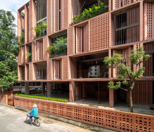 Ανοιγόμενη όψη από τούβλα και φύτευση για ηλιοπροστασία σε κτίριο γραφείων στο Βιετνάμ