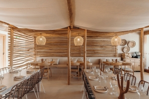 Εστιατόριο &quot;Atmos&quot;στην Αυστραλία, αναβιώνοντας την εμπειρία ενός ελληνικού beach bar