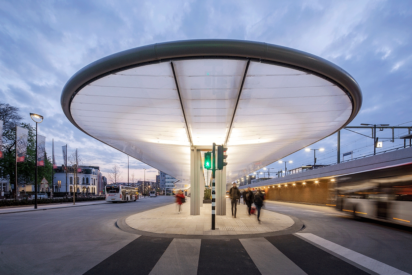 Κατασκευή στεγάστρου σε ενεργειακά αυτόνομο σταθμό λεωφορείων στην Ολλανδία