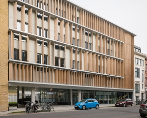 Όψη με ξύλινες κινητές περσίδες σε πανεπιστημιακό κτίριο