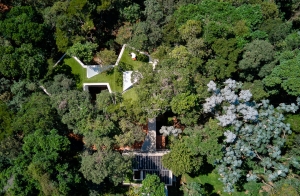 Πράσινο δώμα με αναδιπλώσεις σε κατοικία στη Βραζιλία για ένταξη στο φυσικό τοπίο