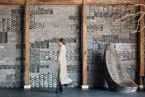 Εσωτερική διακόσμηση τοιχοποιίας με κεραμικά στοιχεία