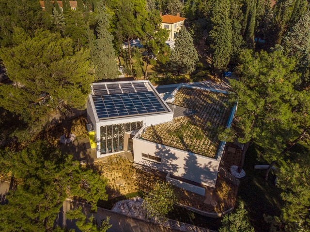 ΦΩΤΟΒΟΛΤΑΪΚΑ ΣΤΟ ΚΕΛΥΦΟΣ ΤΩΝ ΚΤΙΡΙΩΝ