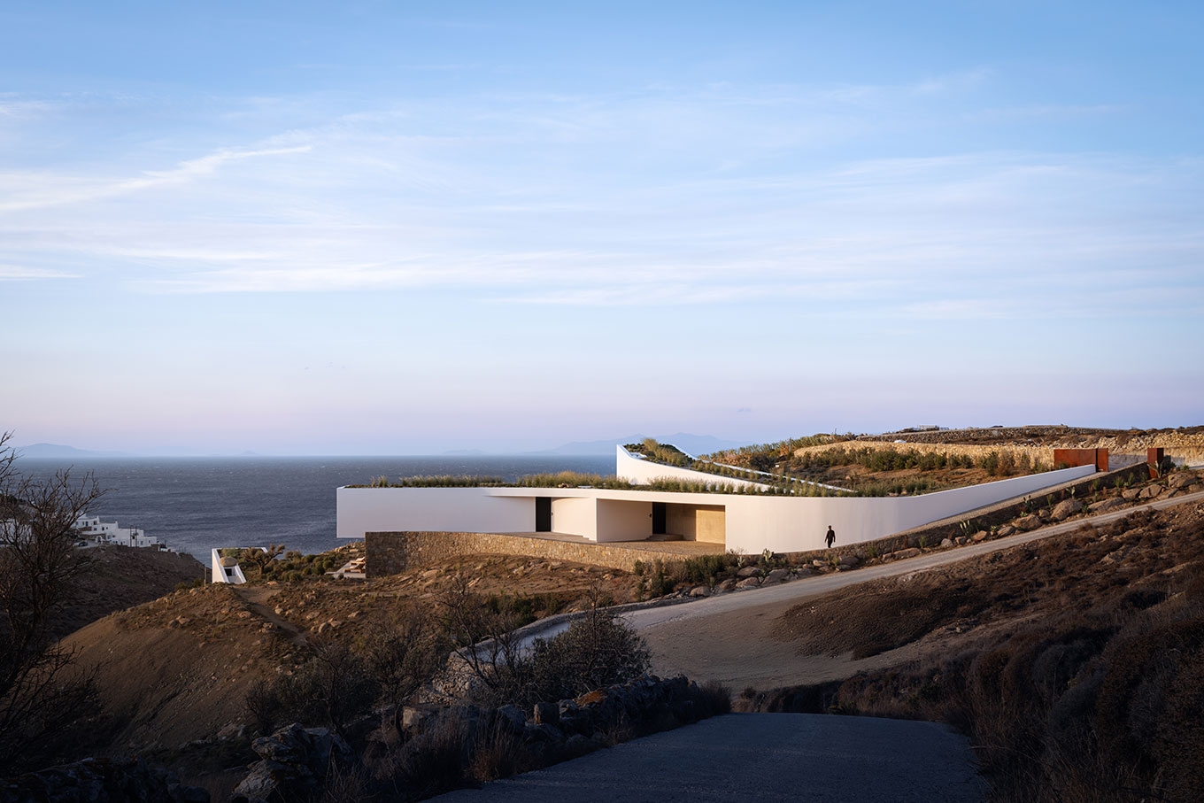 "Aimasia Residence" Προσαρμογή στο τοπίο ακολουθώντας τις καμπύλες του εδάφους