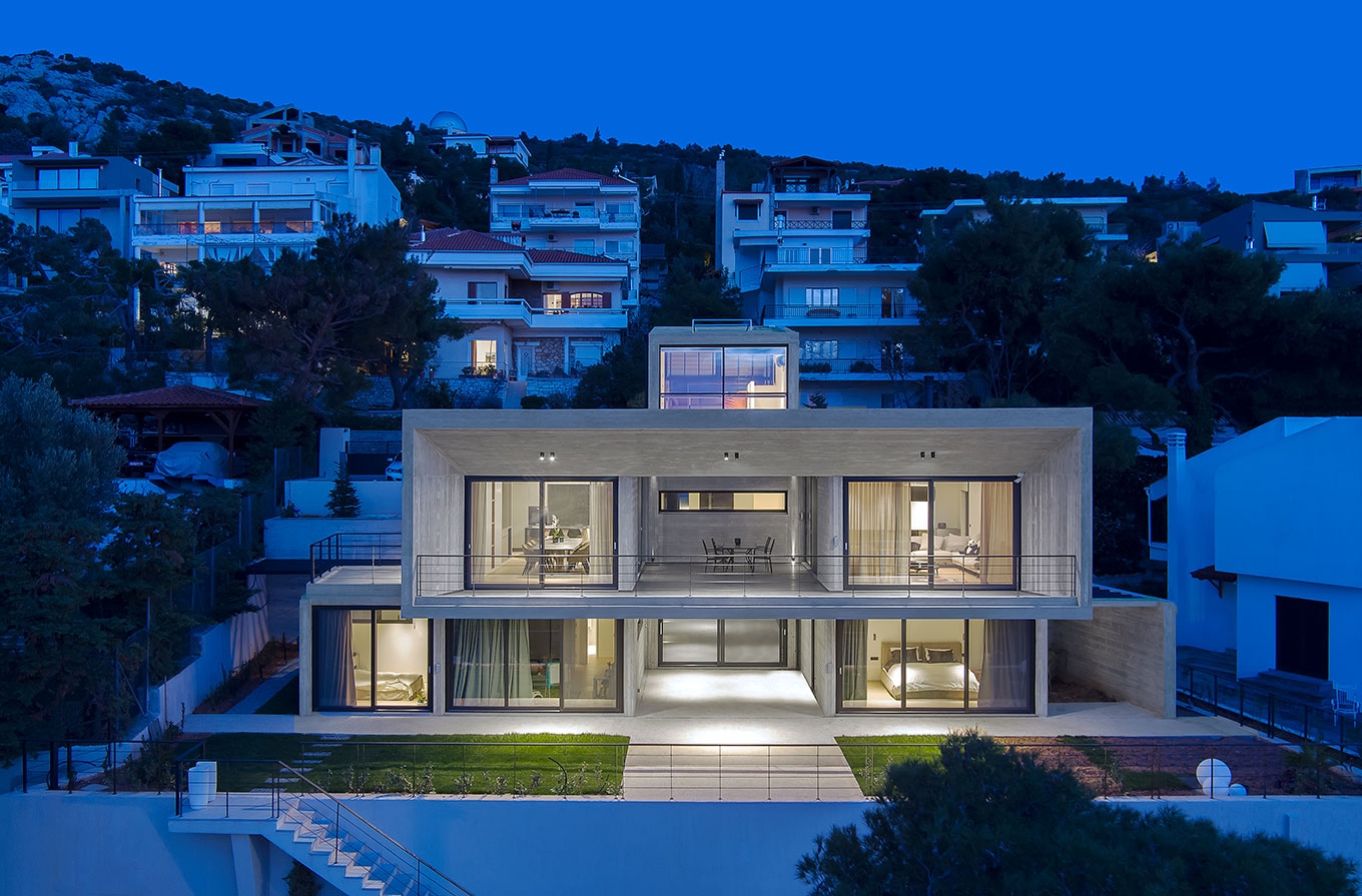 Κατοικία στην Πεντέλη με την κατασκευαστική απλότητα και "ειλικρίνεια" του εμφανούς σκυροδέματος