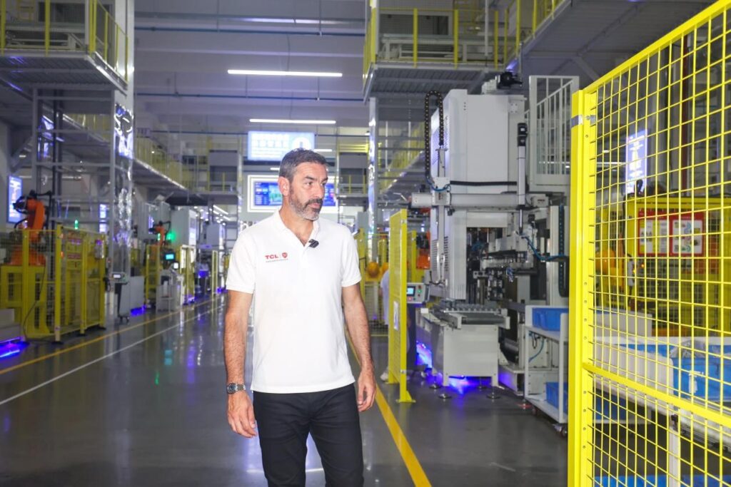 Ο θρύλος της Arsenal, Robert Pirès, επισκέφθηκε την υπερσύγχρονη μονάδα παραγωγής κλιματιστικών της TCL και γνώρισε από κοντά τις λύσεις έξυπνου και υγιεινού αέρα της εταιρείας