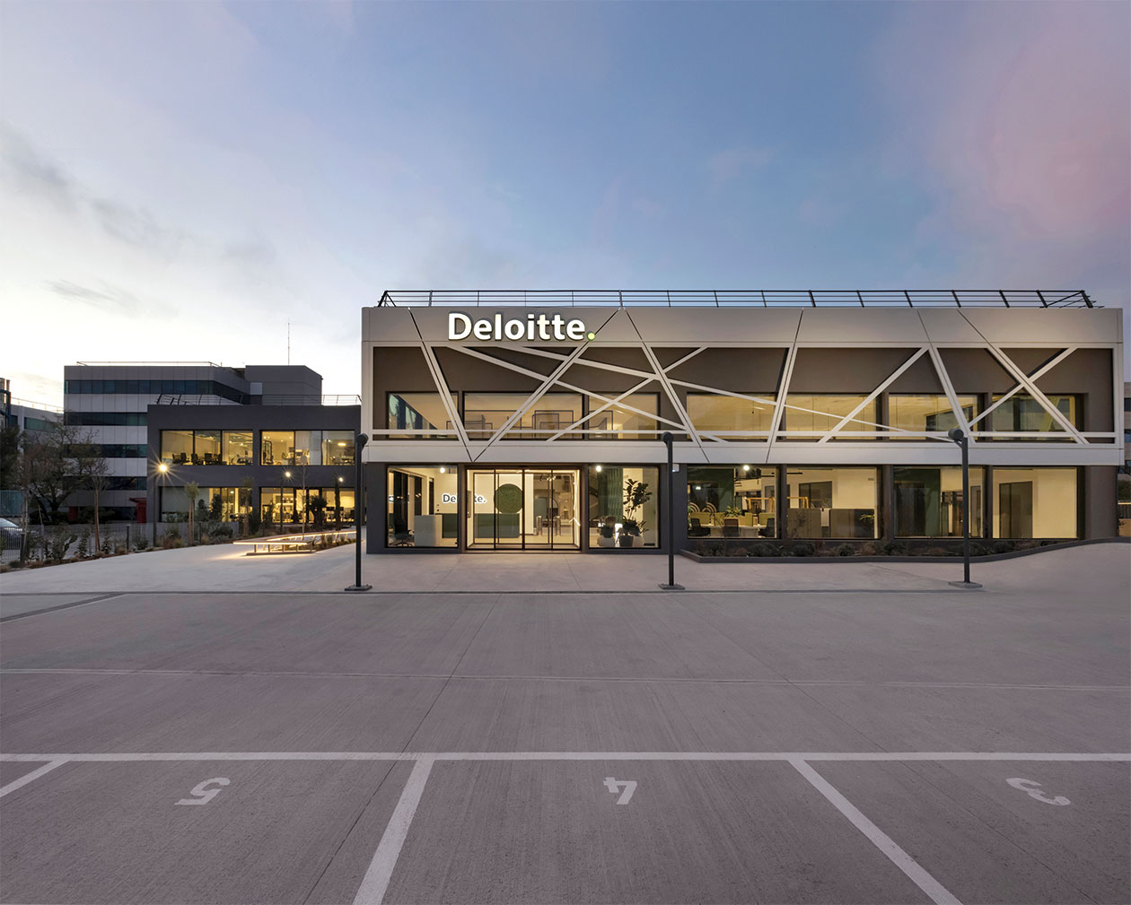 Τα νέα γραφεία της Deloitte στο Μαρούσι: Μετατροπή βιομηχανικού κτιρίου σε σύγχρονο εργασιακό περιβάλλον