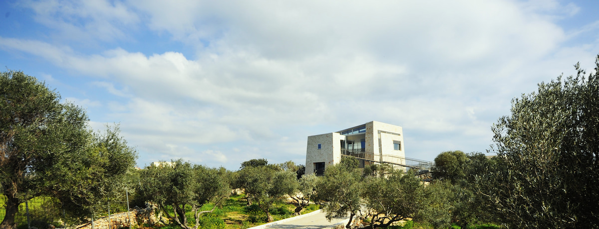Λιθόκτιστη έπαυλη σε υφιστάμενο σκελετό σκυροδέματος