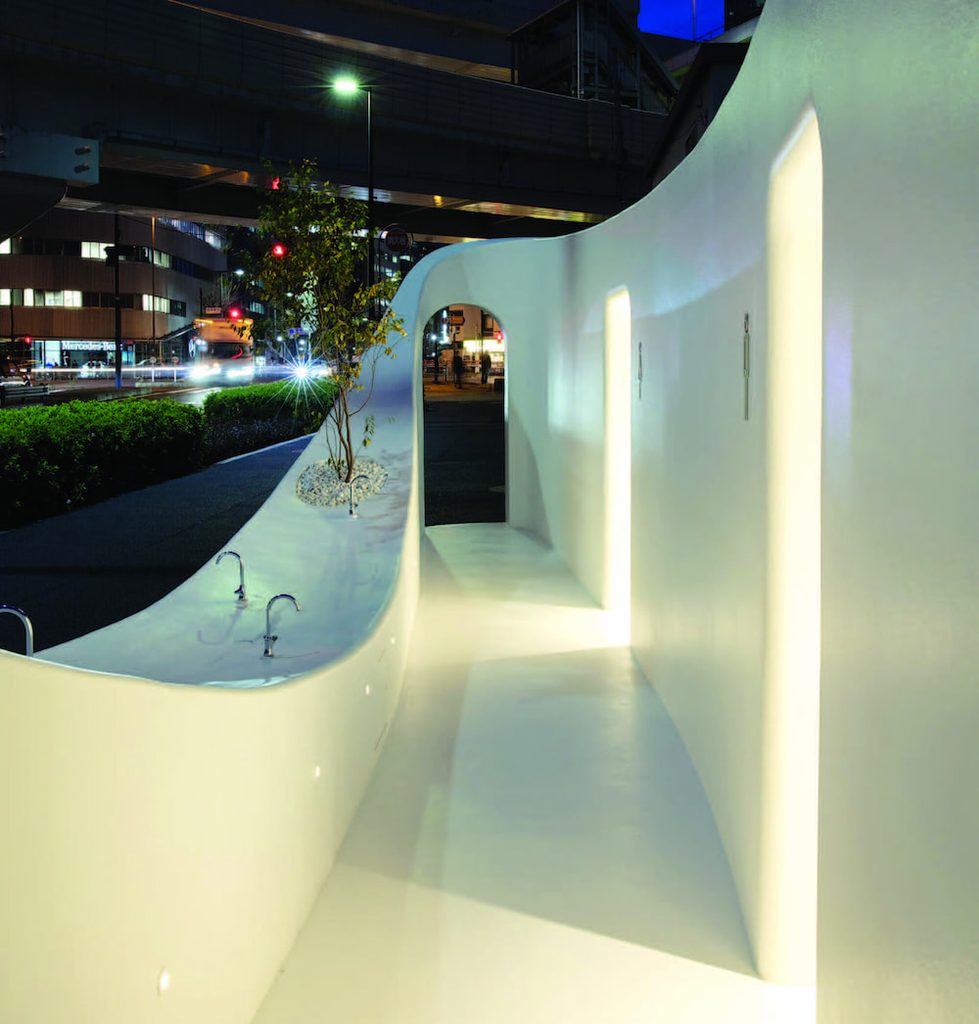 Στις κοινόχρηστες τουαλέτες "Fujimoto's toilet block" στο Τόκιο, ένας υπαίθριος διάδρομος οδηγεί στους χώρους των αποχωρητηρίων. Αρχιτεκτονική μελέτη: Sou Fujimoto. Φωτογραφία: Satoshi Nagare for The Nippon Foundation.